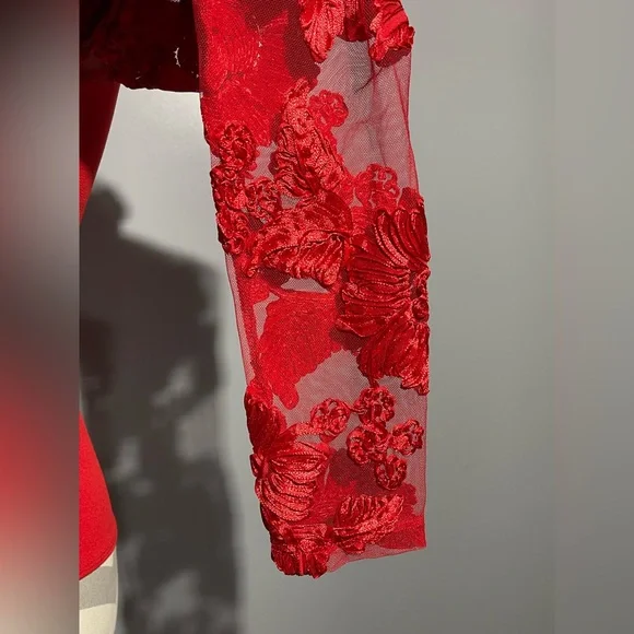 Elegant Red Floral Sleeve Women's Top - Picture 6 of 9